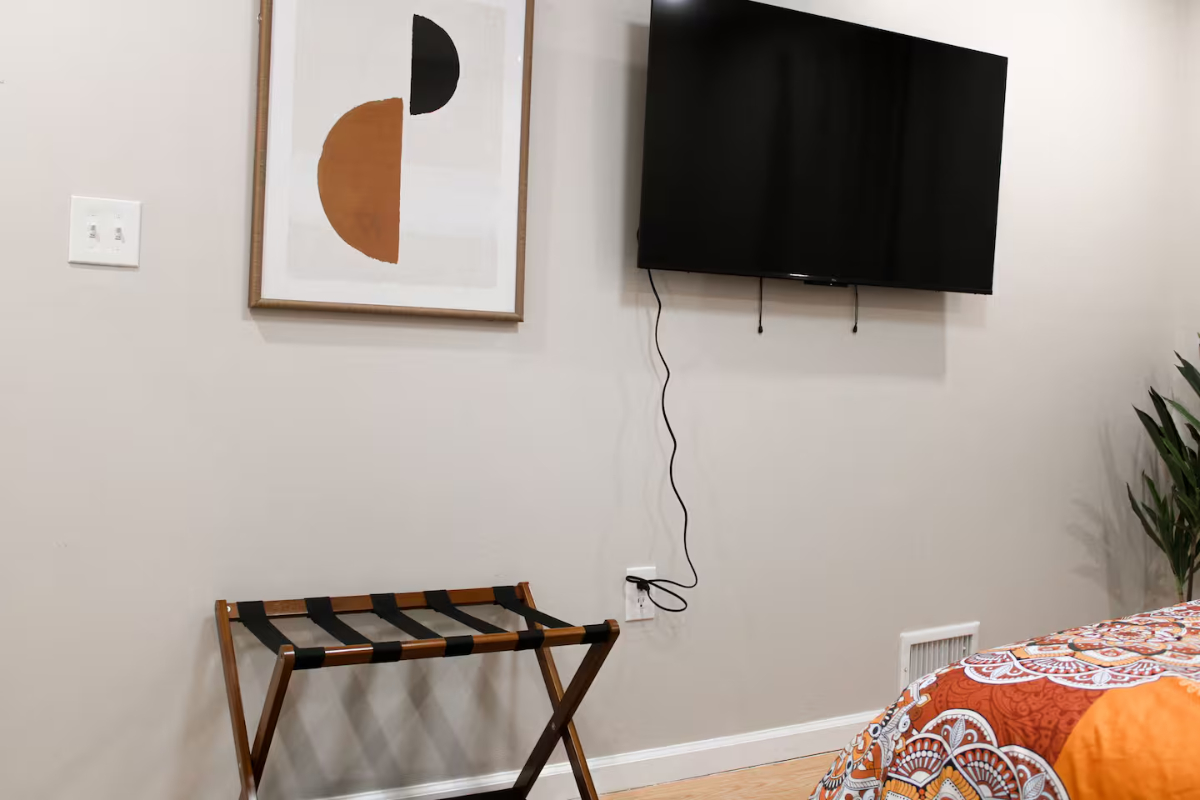 Chic & Cozy 2BR/1BA House with Premium Amenities, Conveniently Located Near Airports - Photo 11