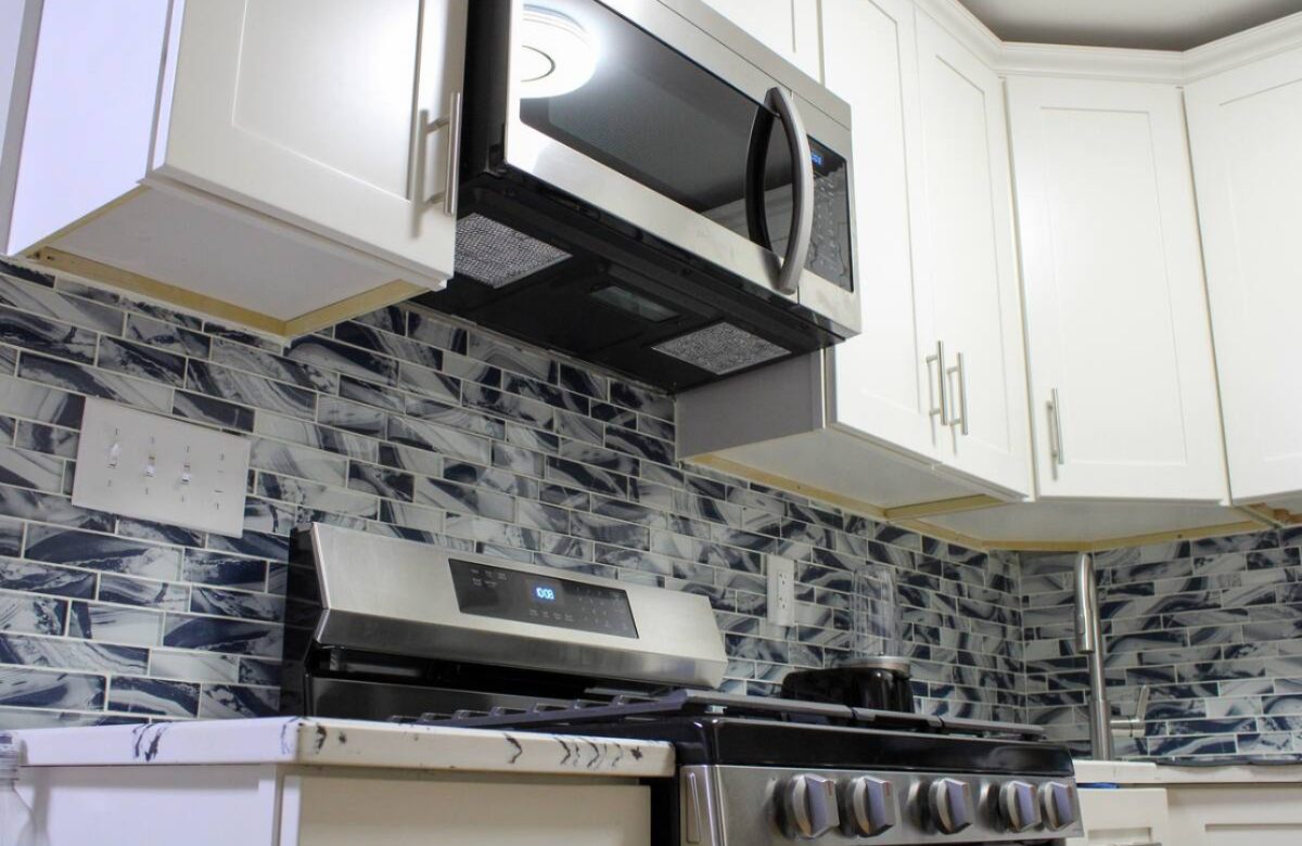 Chic & Cozy 2BR/1BA House with Premium Amenities, Conveniently Located Near Airports - Photo 7