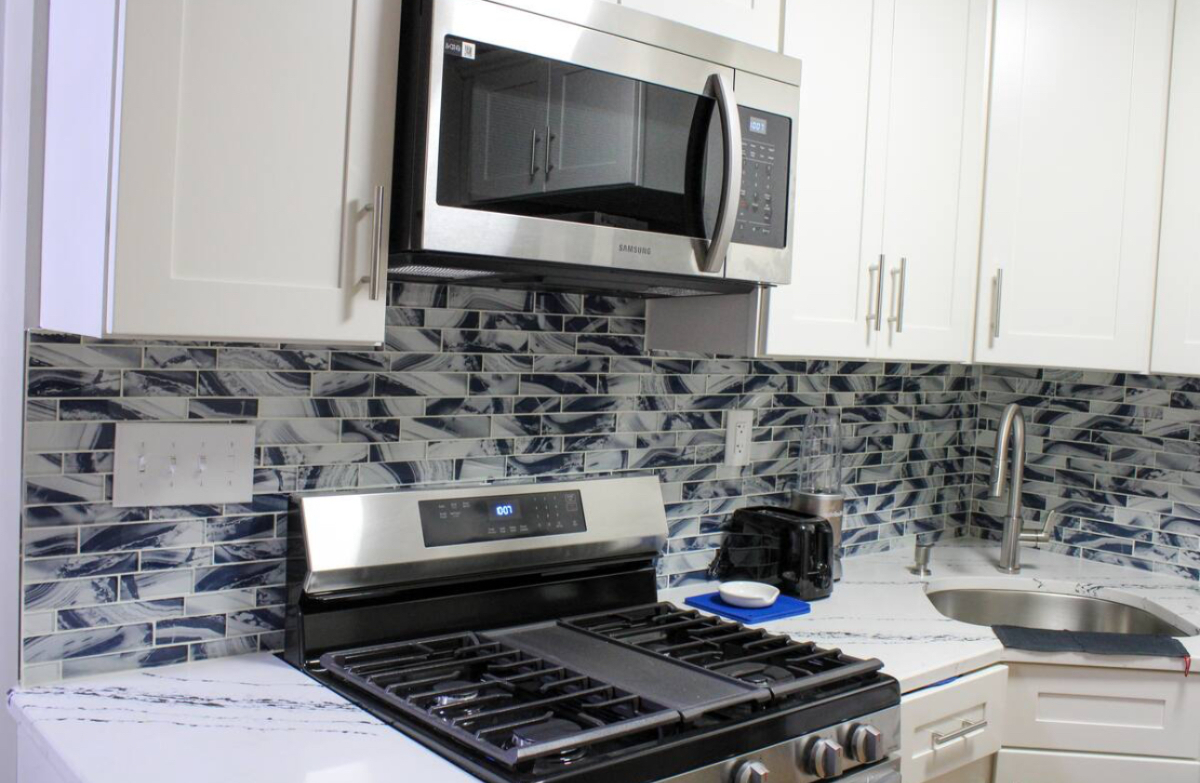 Chic & Cozy 2BR/1BA House with Premium Amenities, Conveniently Located Near Airports - Photo 6