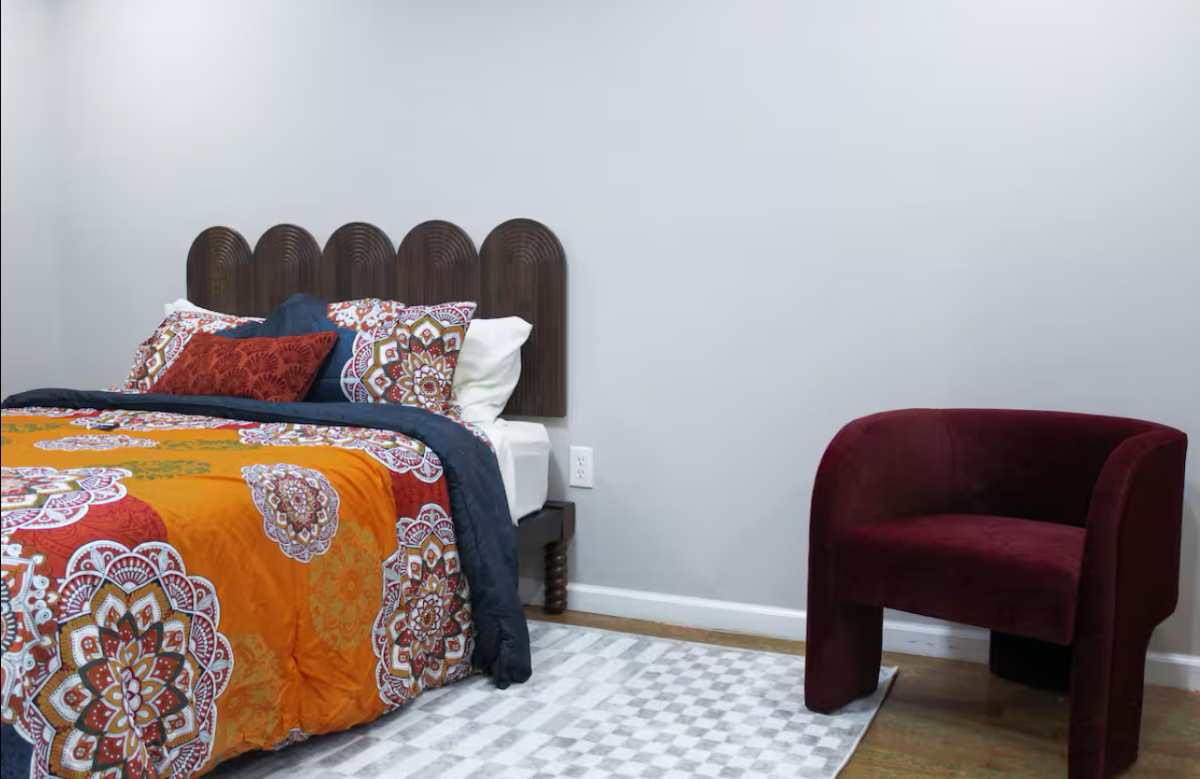 Chic & Cozy 2BR/1BA House with Premium Amenities, Conveniently Located Near Airports - Photo 10