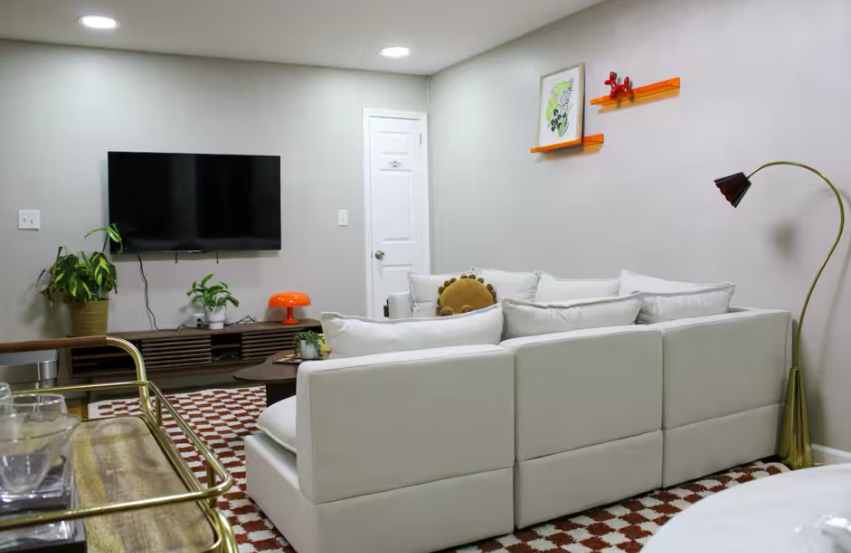 Chic & Cozy 2BR/1BA House with Premium Amenities, Conveniently Located Near Airports - Photo 1