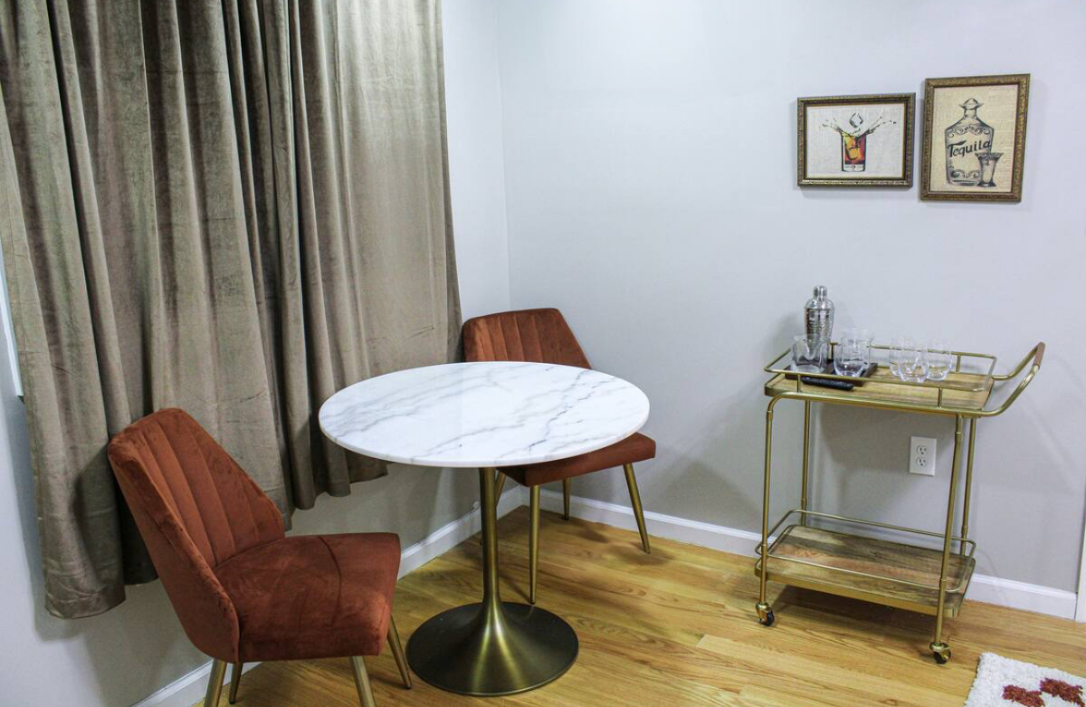 Chic & Cozy 2BR/1BA House with Premium Amenities, Conveniently Located Near Airports - Photo 3