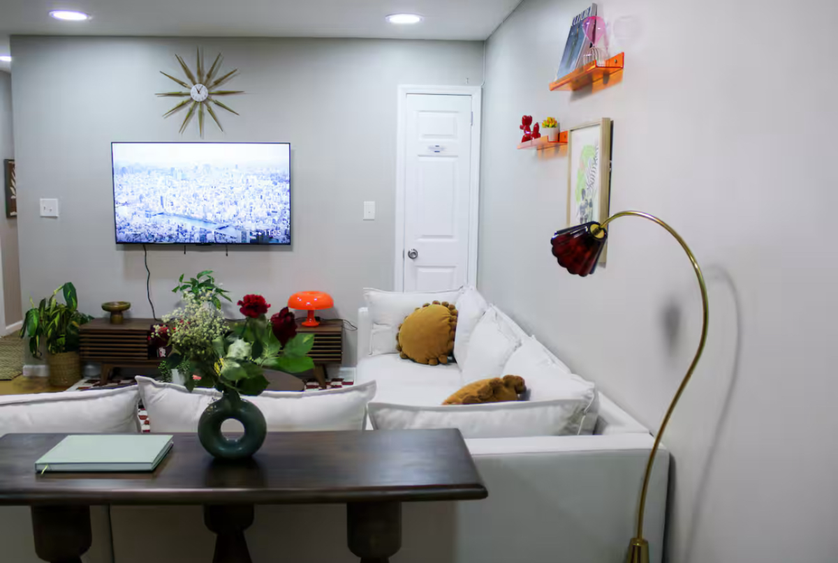 Chic & Cozy 2BR/1BA House with Premium Amenities, Conveniently Located Near Airports - Photo 2