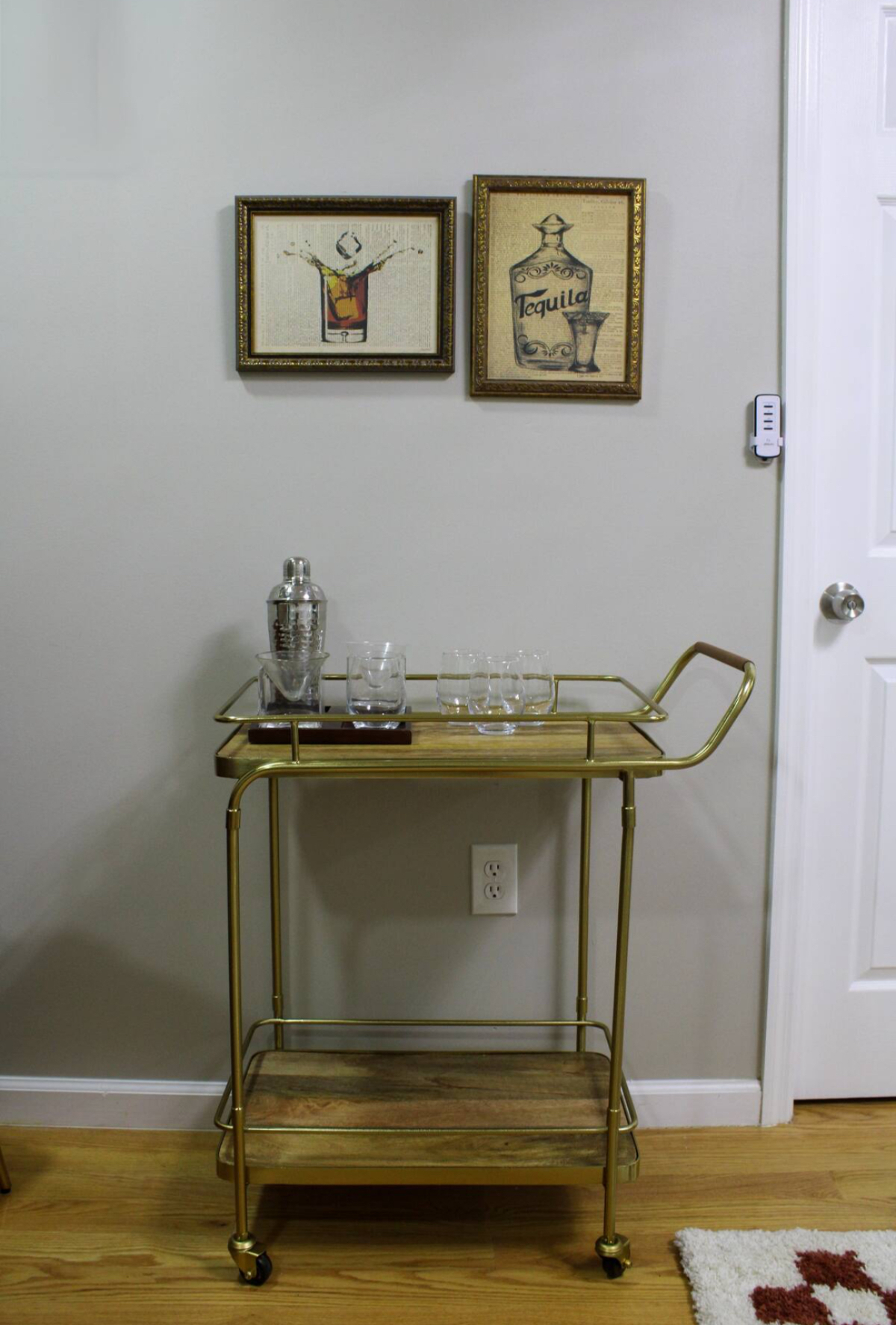 Chic & Cozy 2BR/1BA House with Premium Amenities, Conveniently Located Near Airports - Photo 4