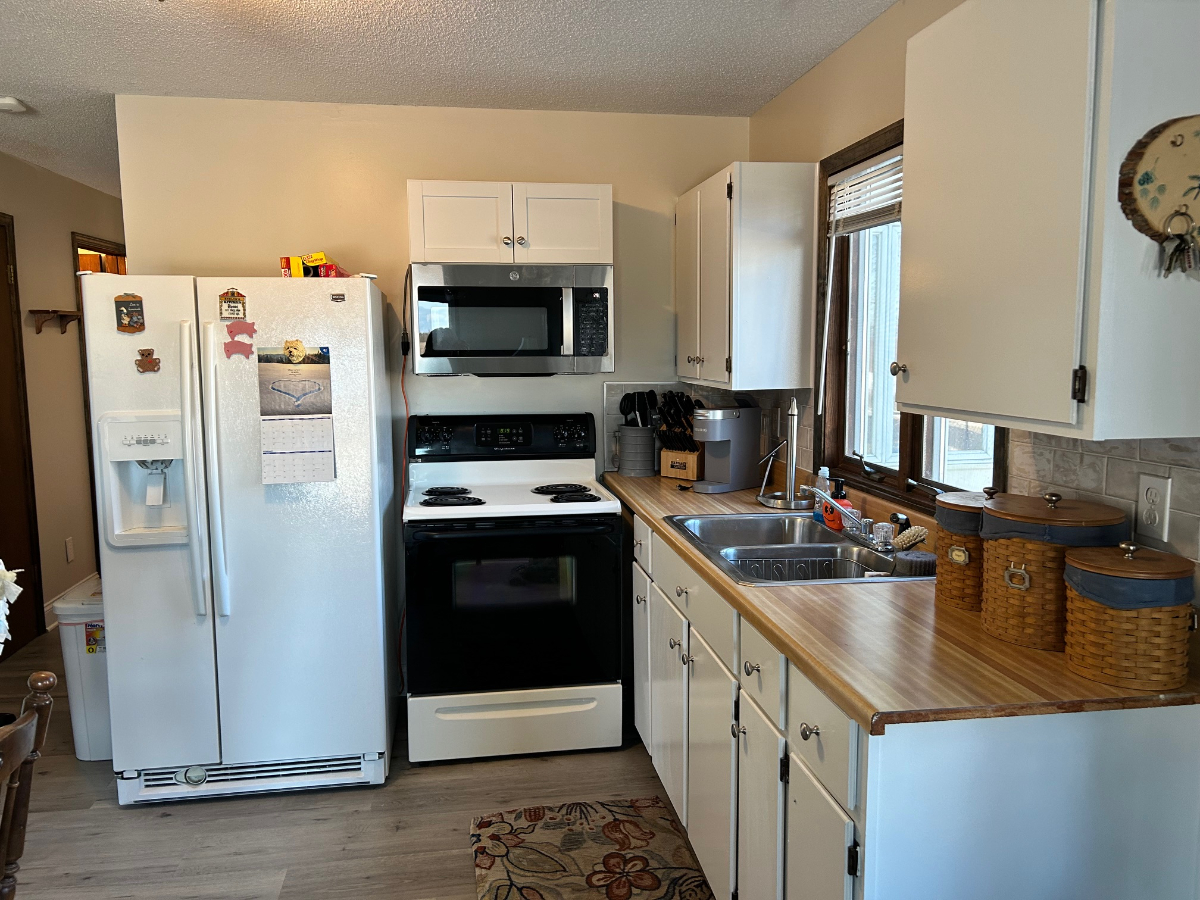 Enchanting Country Retreat with Modern Comforts in Niagara Falls - Cozy, Convenient, and Close to Na - Photo 3