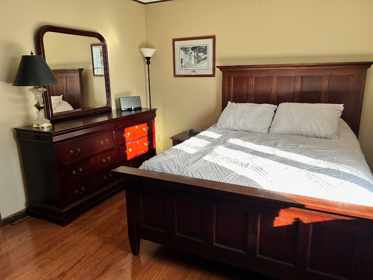 Enchanting Country Retreat with Modern Comforts in Niagara Falls - Cozy, Convenient, and Close to Na - Photo 4
