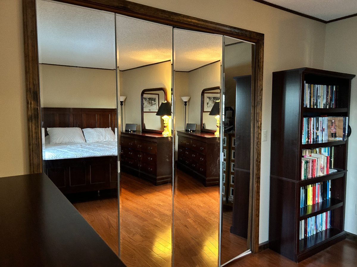 Enchanting Country Retreat with Modern Comforts in Niagara Falls - Cozy, Convenient, and Close to Na - Photo 6