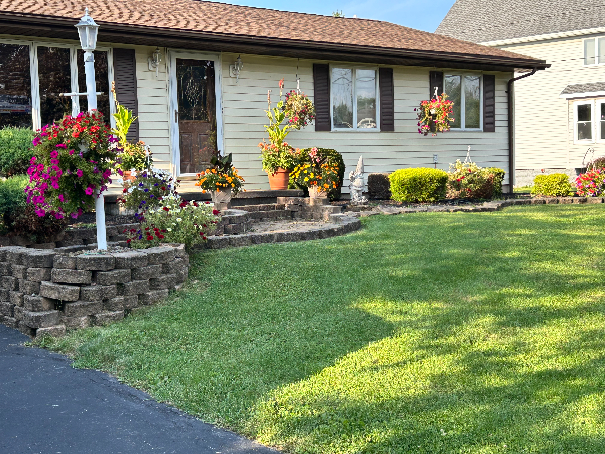 Enchanting Country Retreat with Modern Comforts in Niagara Falls - Cozy, Convenient, and Close to Na - Photo 10