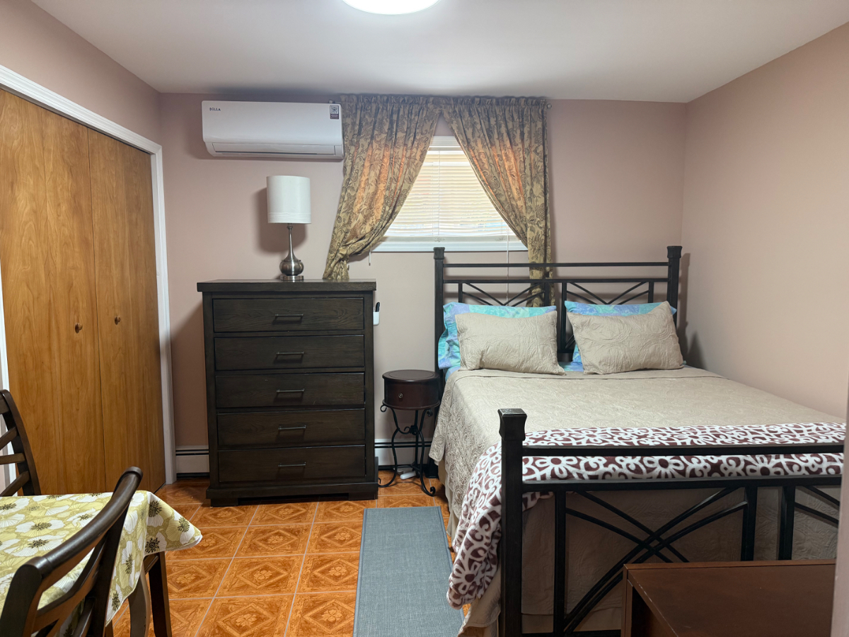 Room 1 -  Charming Room Near Shopping & Dining - Photo 10