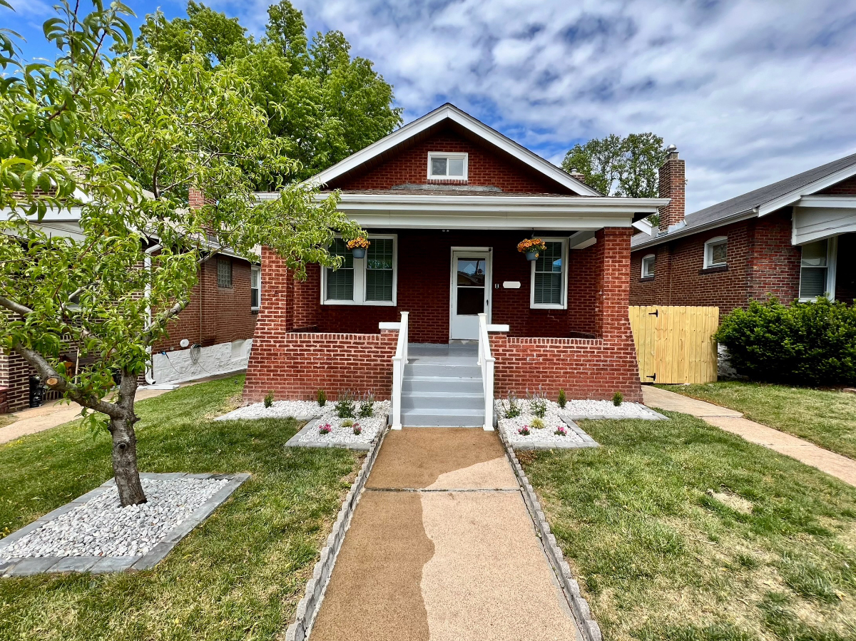 Charming Bungalow Top Floor Suite w/ Bath