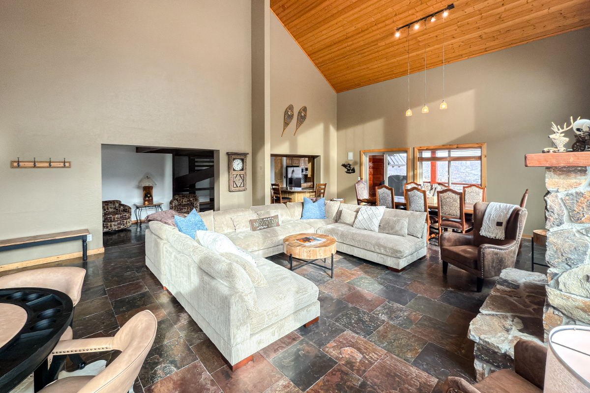 Cozy Rustic Escape 825817