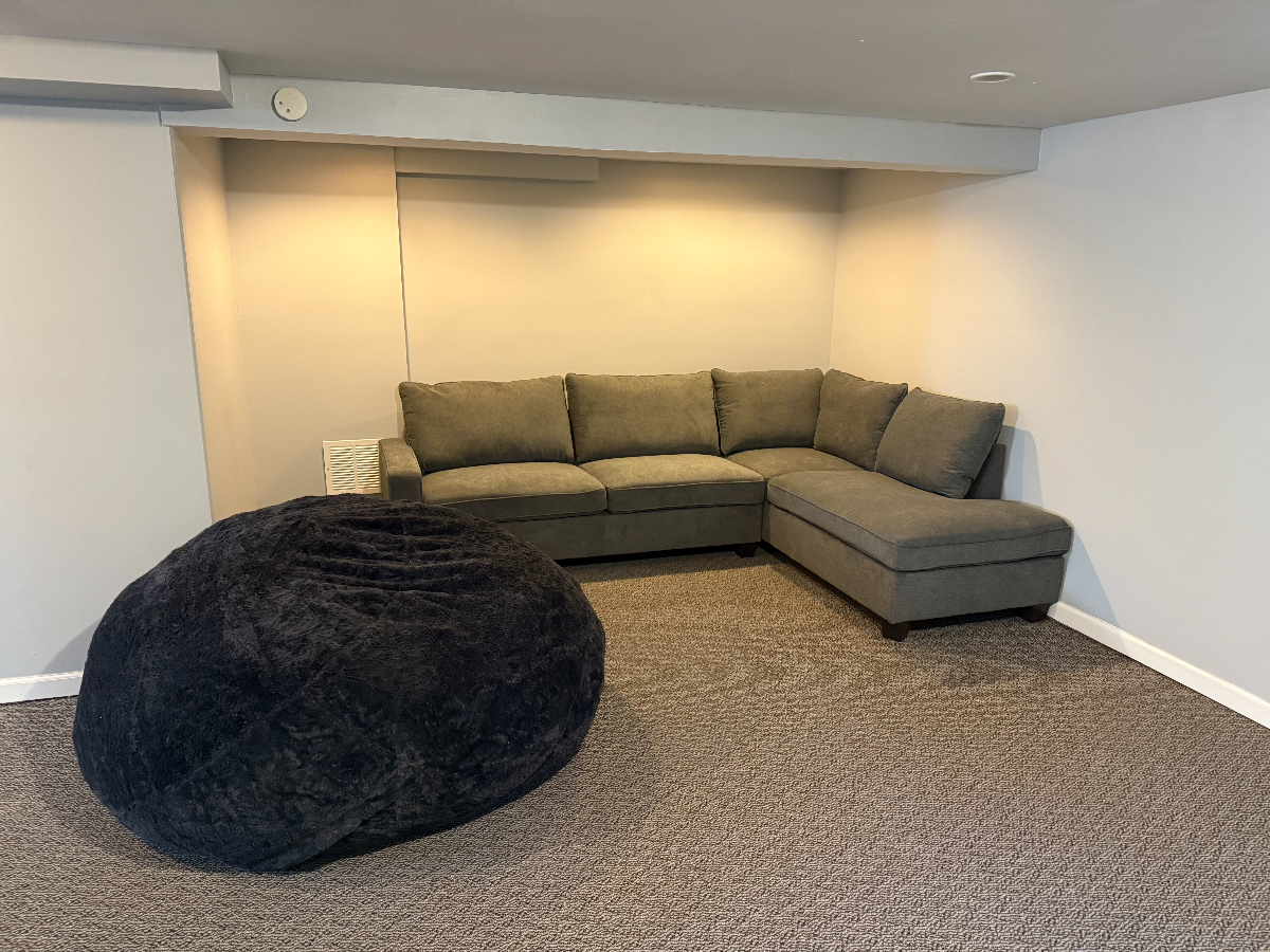 Charming 1-bedroom Basement Apartment with Private Entrance and Full Amenities