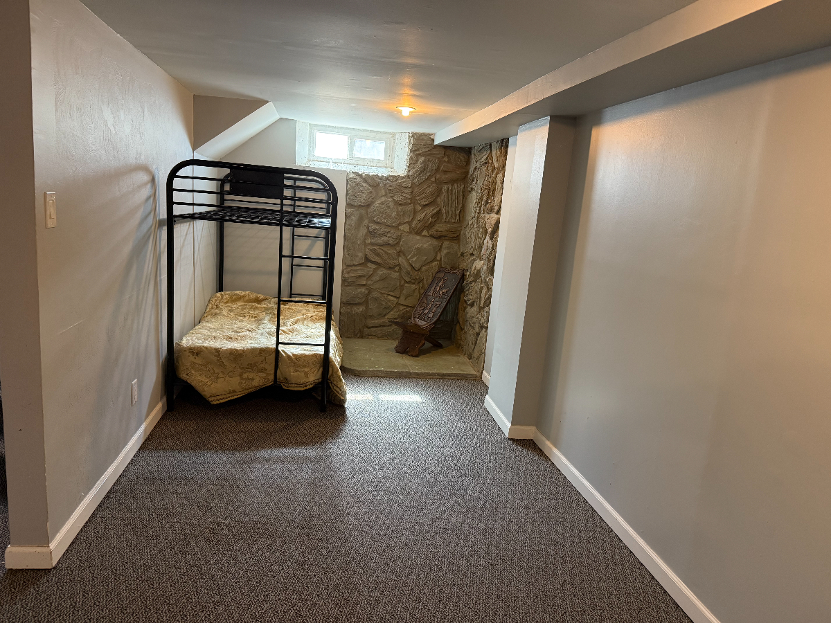 Charming 1-bedroom Basement Apartment with Private Entrance and Full Amenities - Photo 12