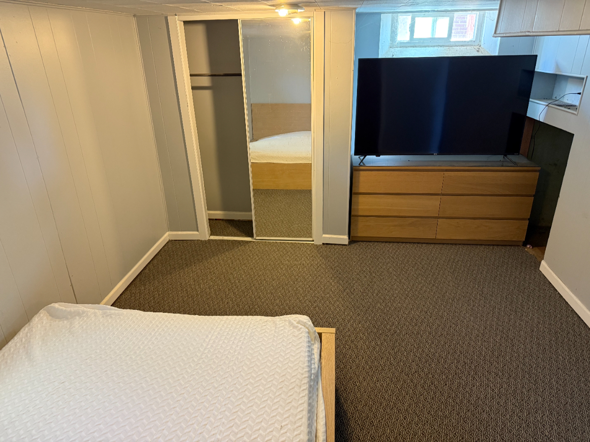 Charming 1-bedroom Basement Apartment with Private Entrance and Full Amenities - Photo 11