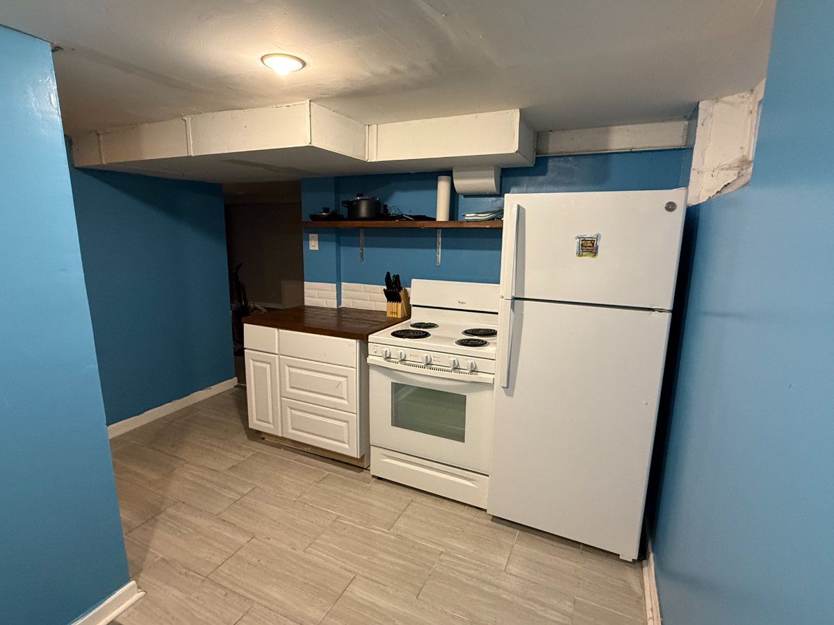 Charming 1-bedroom Basement Apartment with Private Entrance and Full Amenities - Photo 4