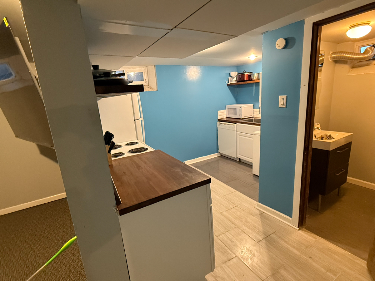 Charming 1-bedroom Basement Apartment with Private Entrance and Full Amenities - Photo 5