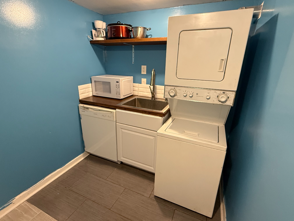 Charming 1-bedroom Basement Apartment with Private Entrance and Full Amenities - Photo 8