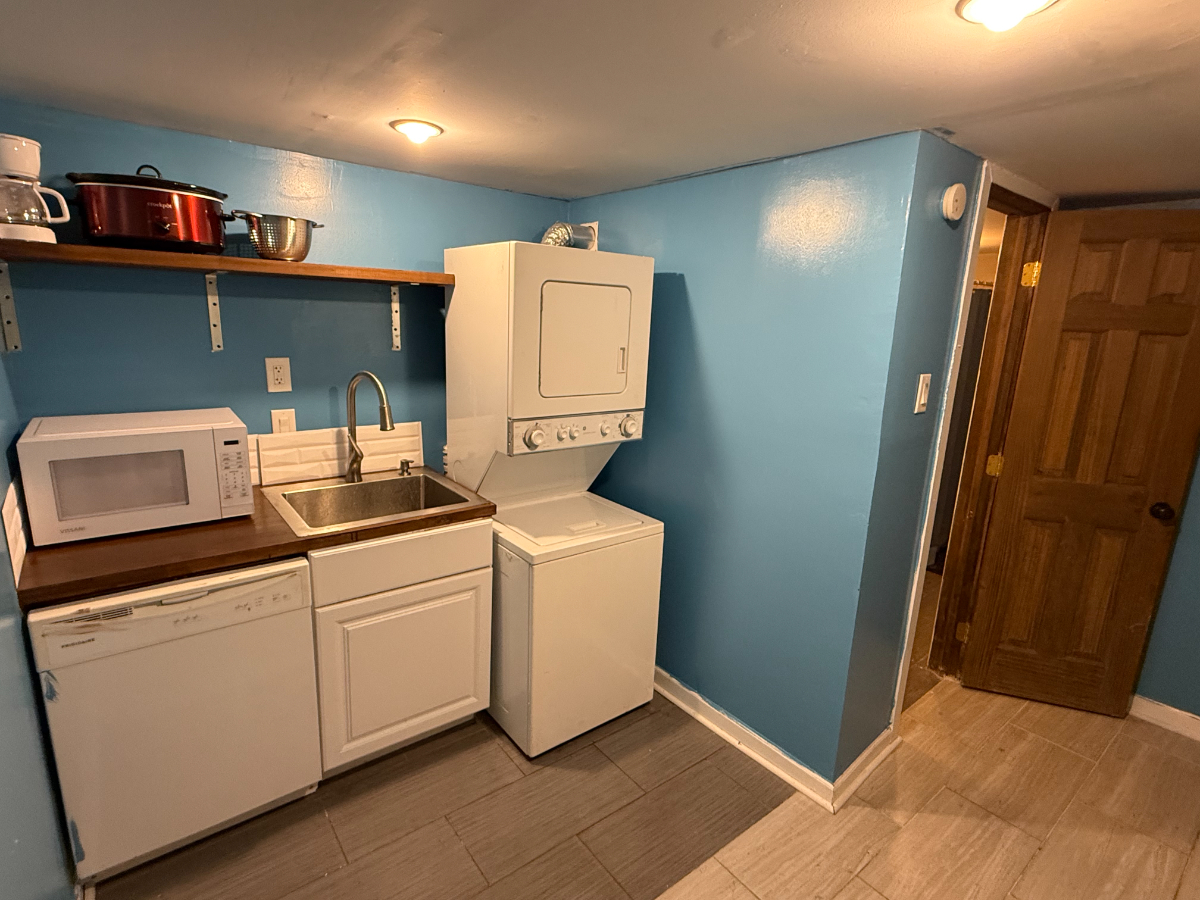 Charming 1-bedroom Basement Apartment with Private Entrance and Full Amenities - Photo 7