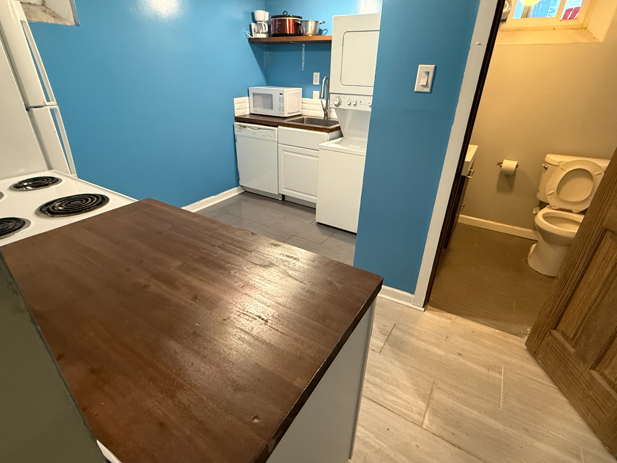 Charming 1-bedroom Basement Apartment with Private Entrance and Full Amenities - Photo 6
