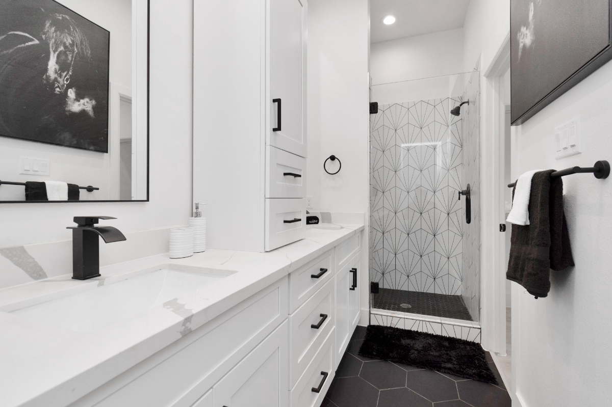 Modern & Cozy Furnished Home Near Medical Center & Downtown - Photo 4