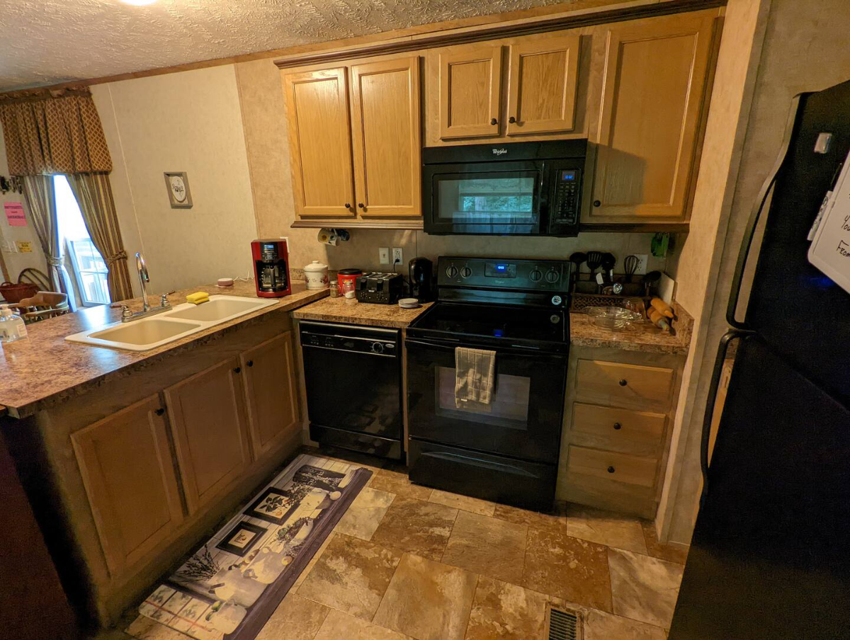 Charming & Newly Renovated Mobile Home--The property can be rented as whole house or per rooms. - Photo 7