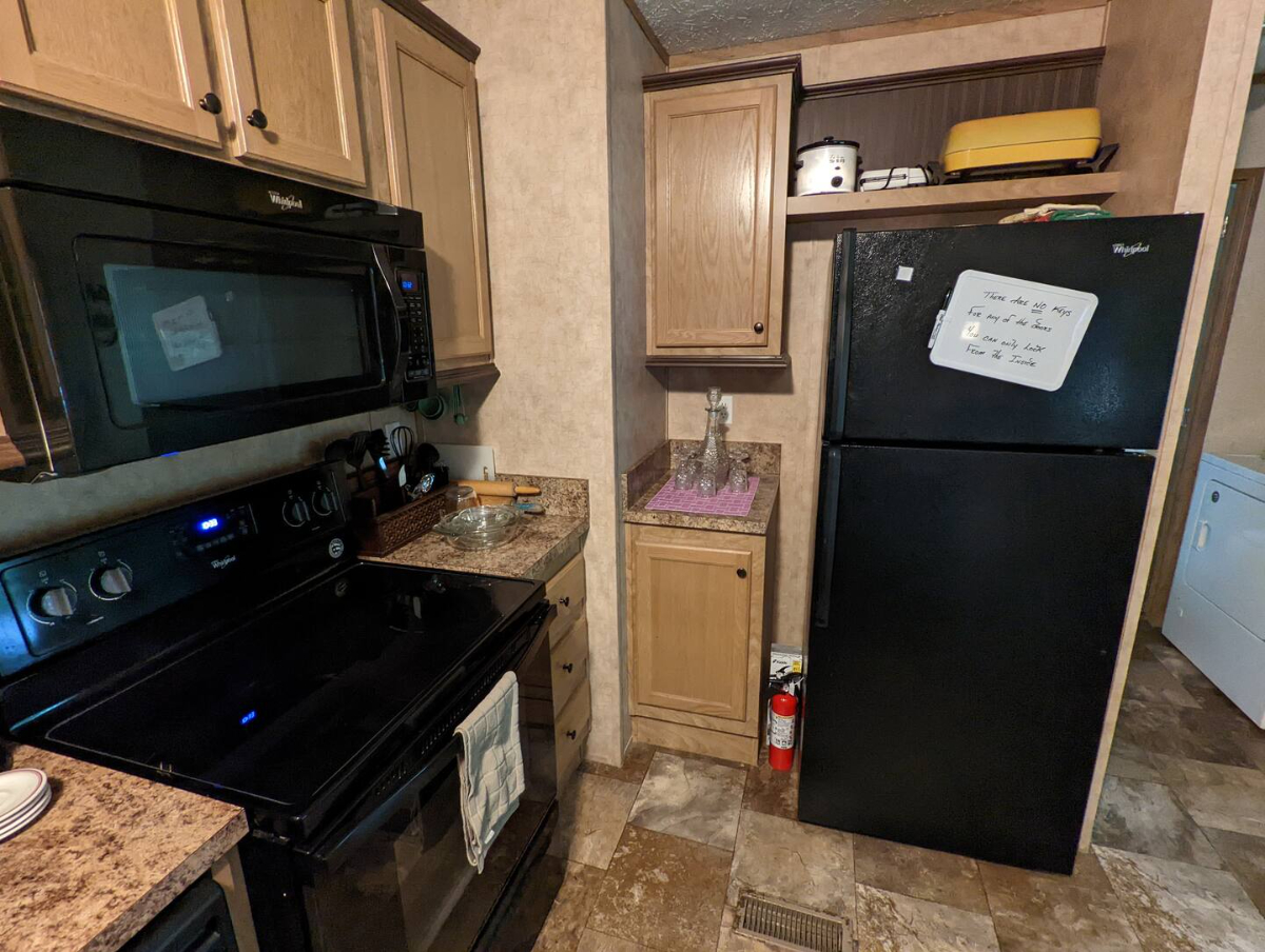Charming & Newly Renovated Mobile Home--The property can be rented as whole house or per rooms. - Photo 8