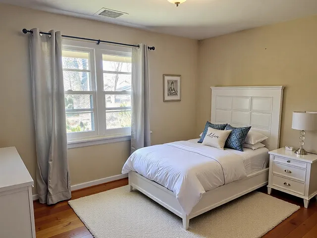 Cul-de-Sac Gem - Quaint Double Nook