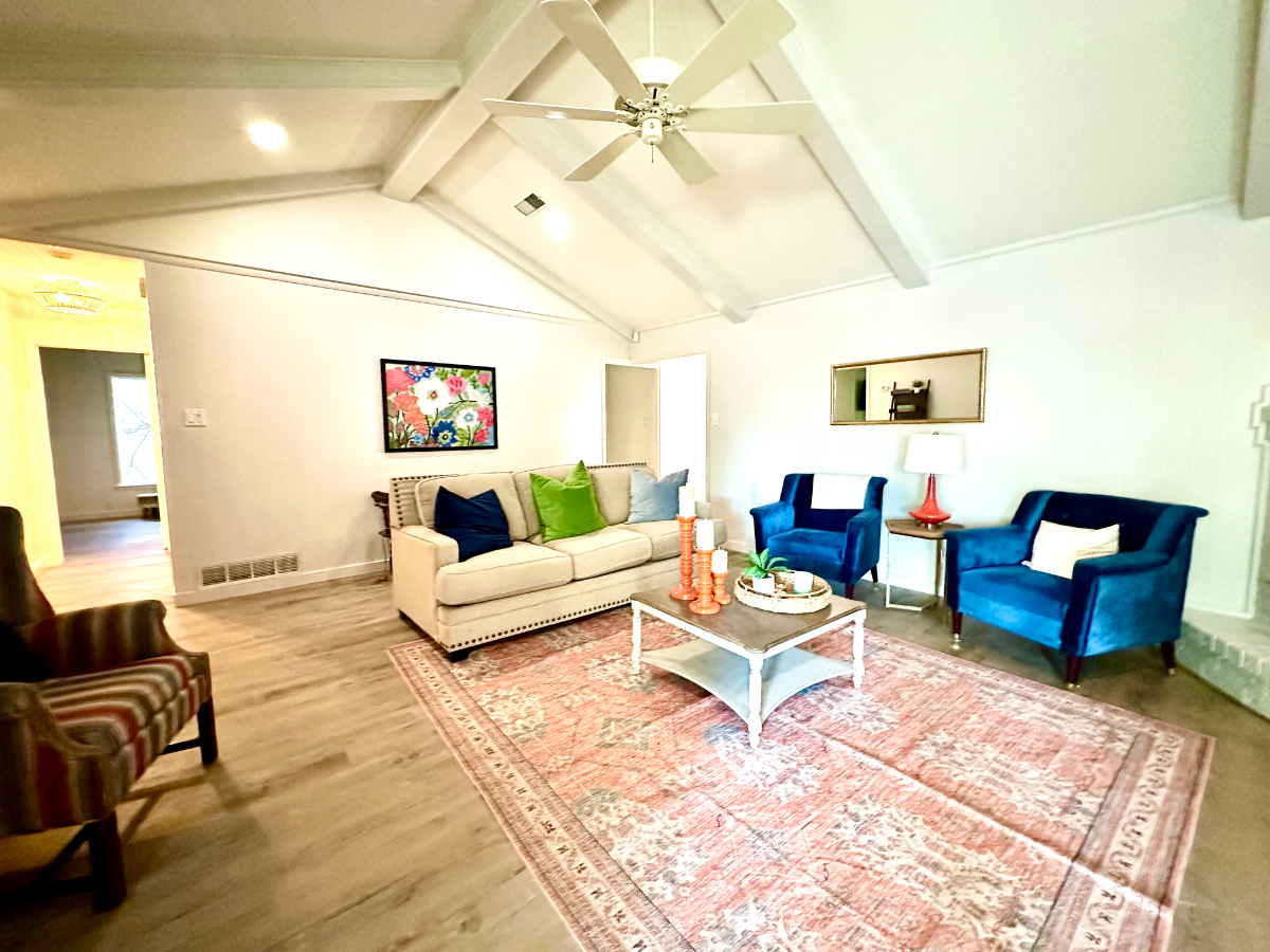 Recently updated 4BR-2BA in quite neighborhood and centrally located - Photo 2