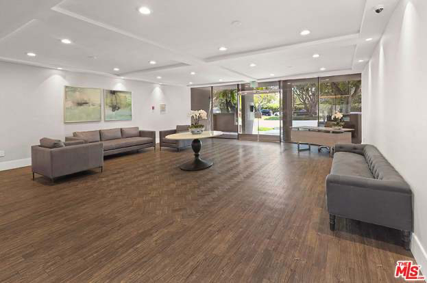 Luxury Condo in the best location- Brentwood - Photo 3