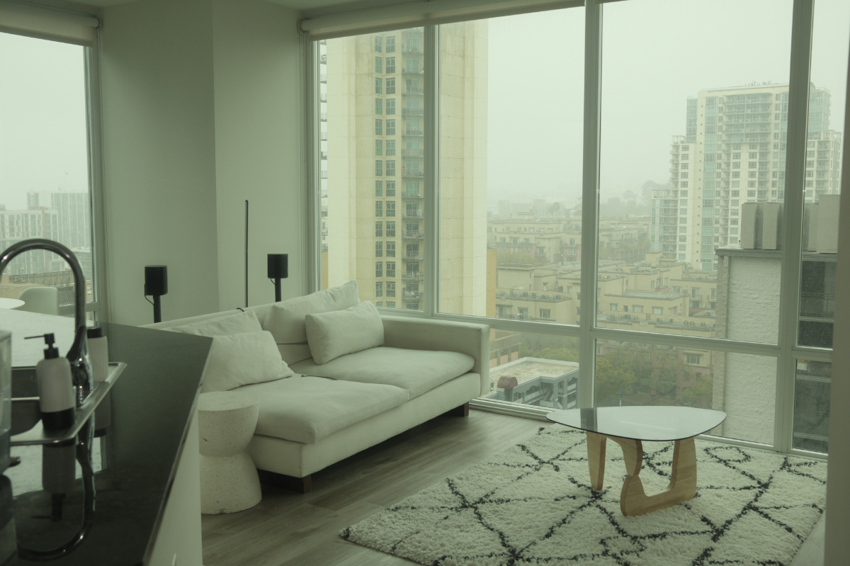 Modern Downtown Oasis- Floor to Ceiling Views, Premium Amenities, 85 inch Sony TV & Sonos Surround Sound - Photo 2