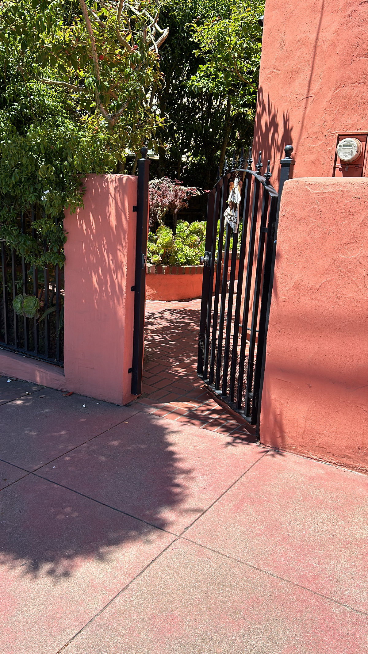 Furnished apartment located in the charming West Portal neighborhood - Photo 2