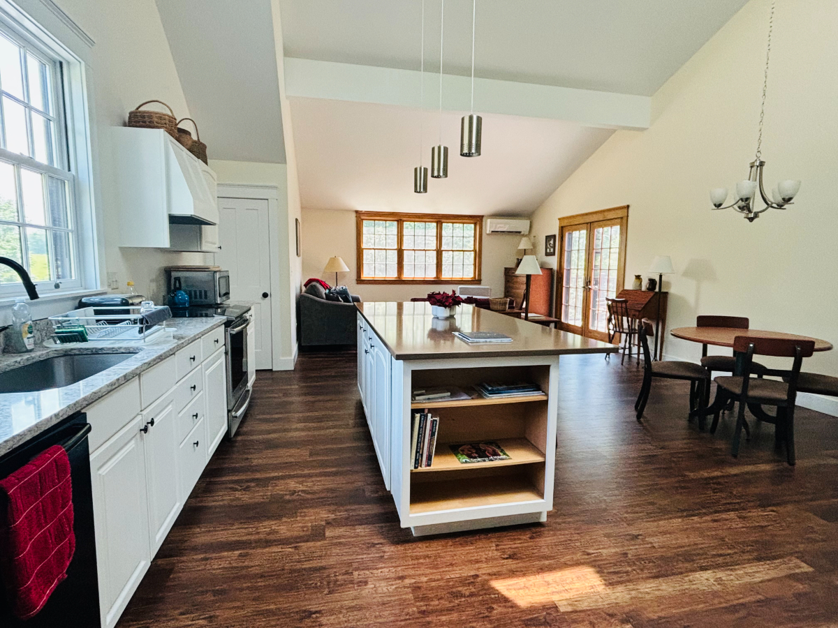 Safe & Secure, Stylish & Comfortable Sanctuary, Close to highway - Photo 3