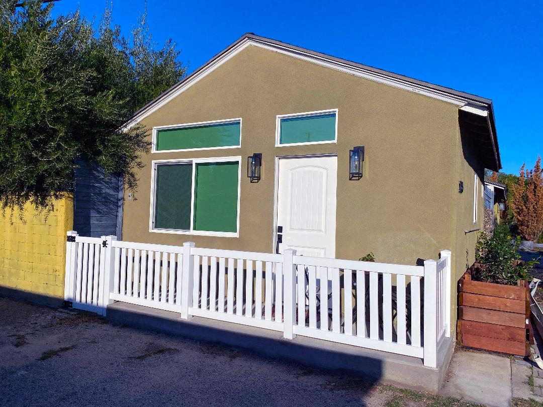 Pet Friendly Studio Near Hospitals and Studios - Photo 3
