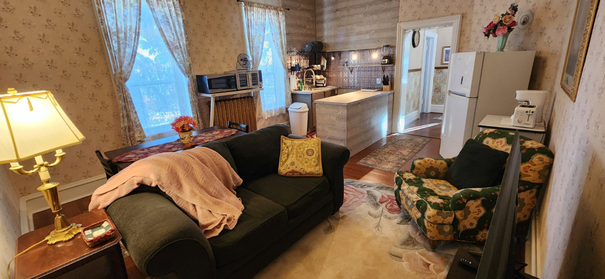 Apartment in Historic 1880s Mansion - Photo 3