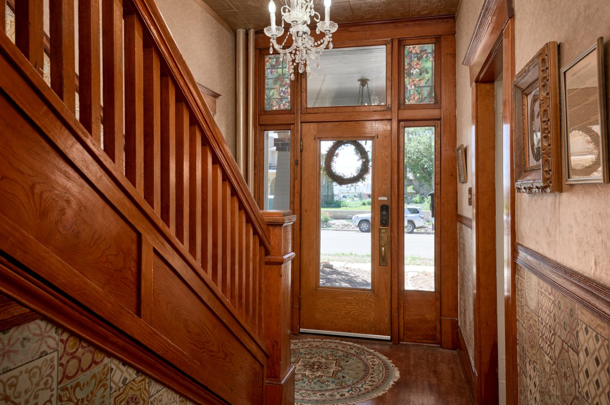 Apartment in Historic 1880s Mansion - Photo 7