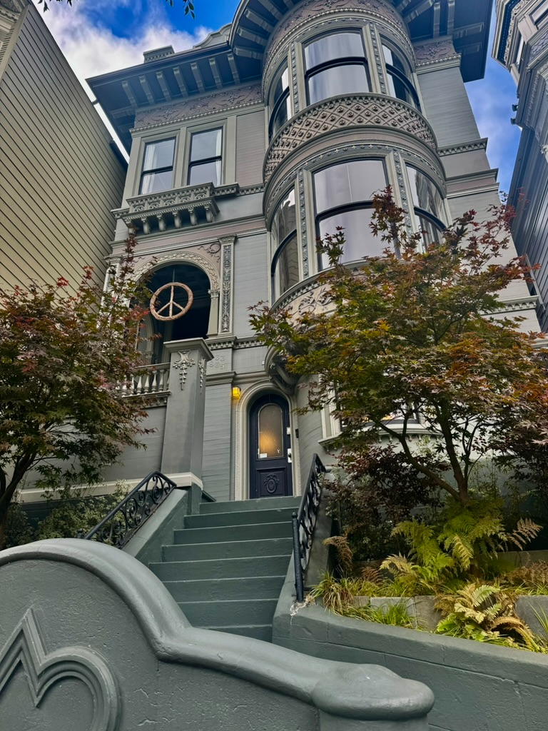 3-4 Bedrooms in a Gorgeous 1890's Vic w/ Downtown Views - SF City Center - Photo 1