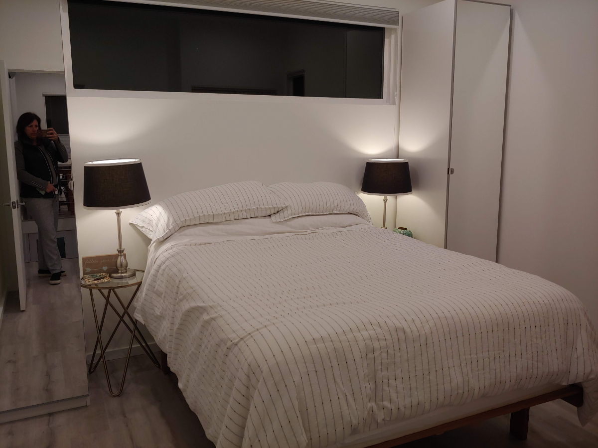 Furnished light and bright with soaring ceilings - Photo 2