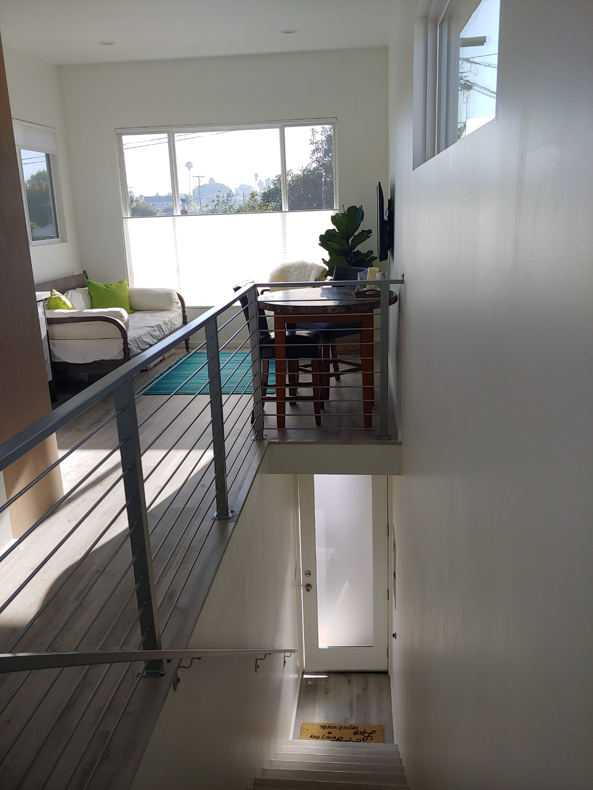 Furnished light and bright with soaring ceilings - Photo 4