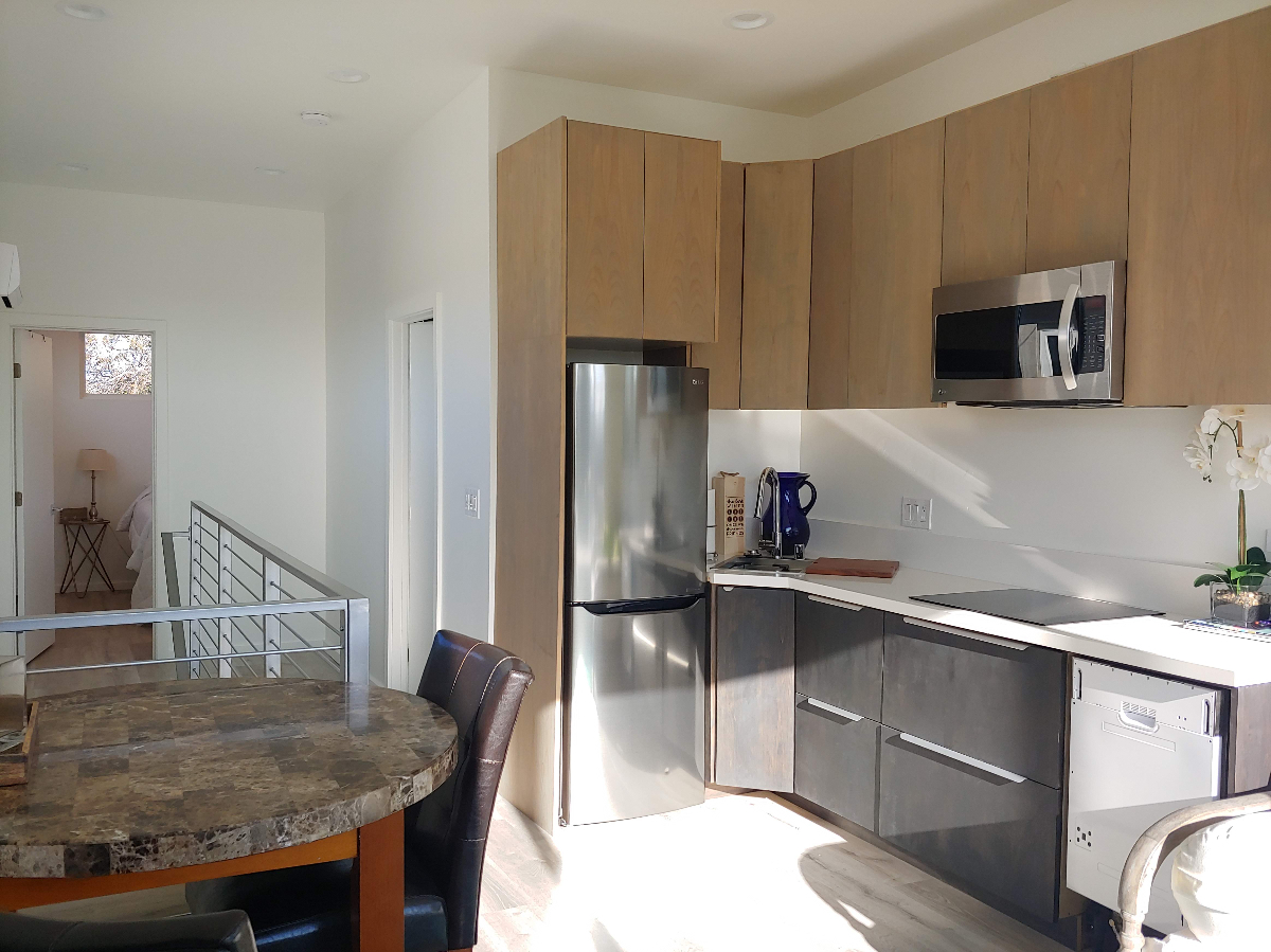 Furnished light and bright with soaring ceilings - Photo 5