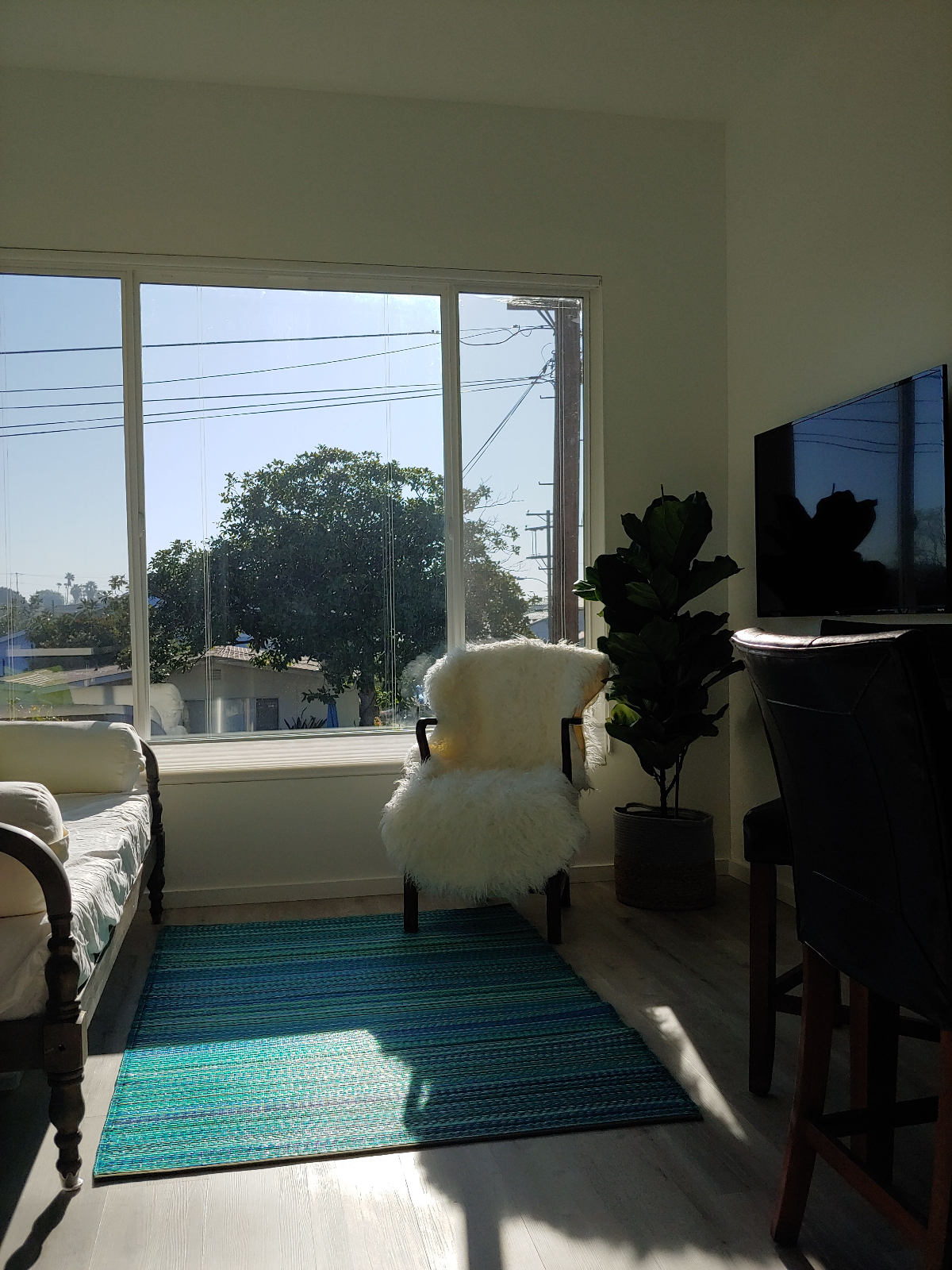 Furnished light and bright with soaring ceilings - Photo 6