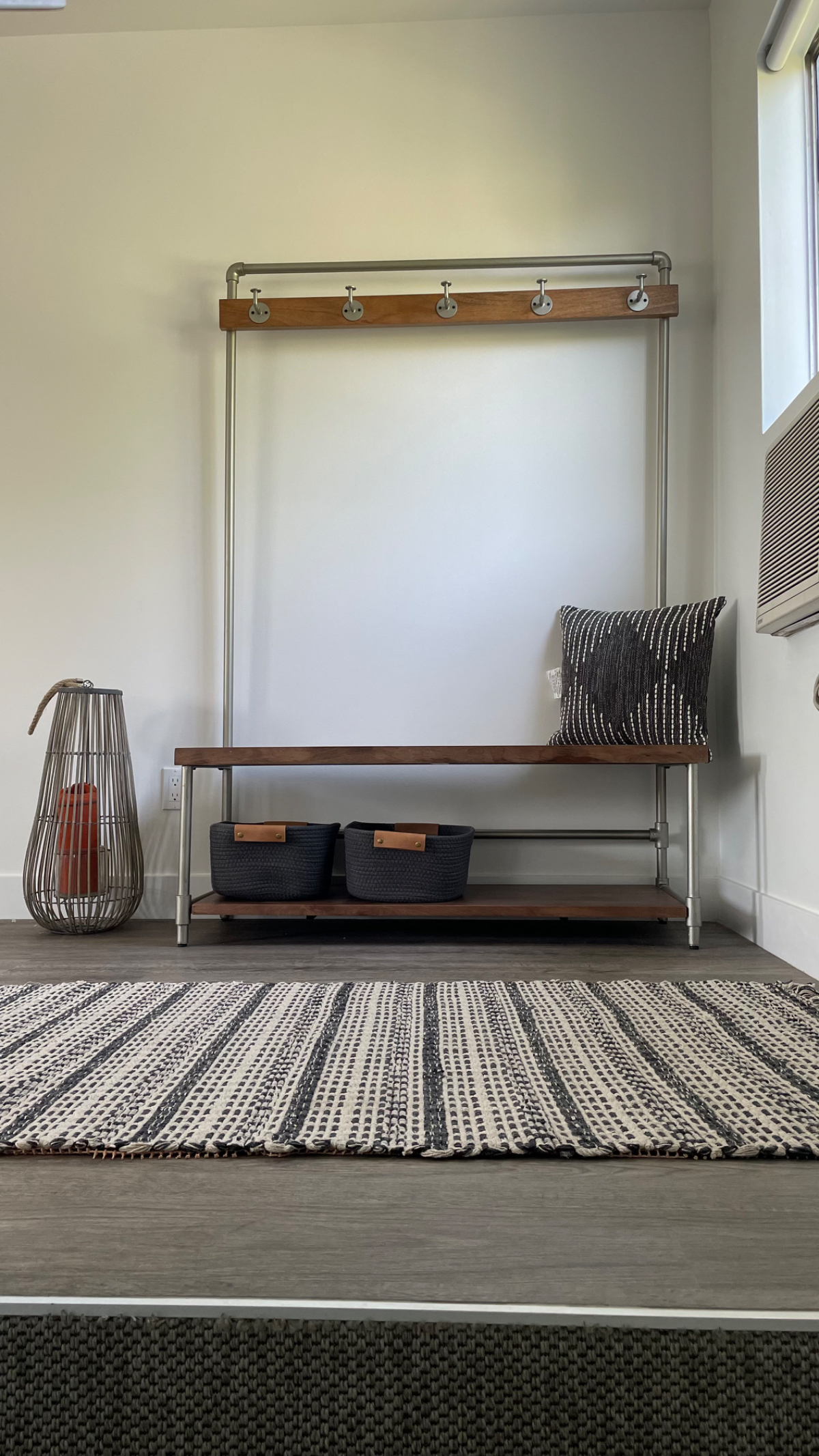 A HIDEAWAY IN THE HEART OF MID-CITY. PARKING SPACE INCLUDED. - Photo 4