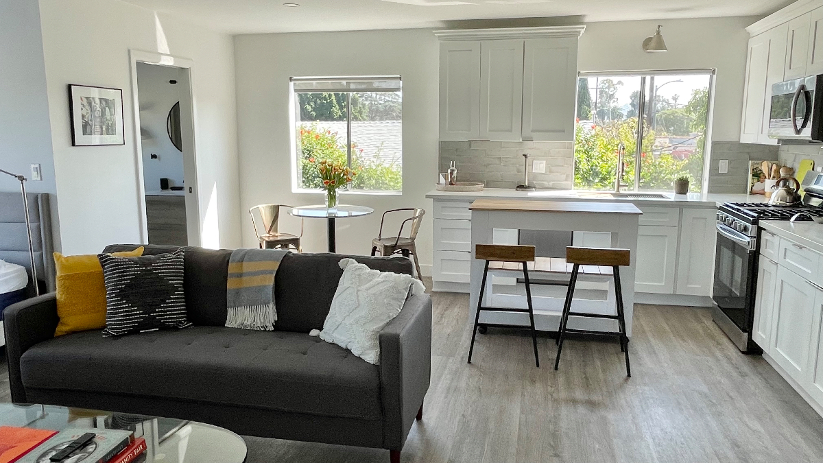 A HIDEAWAY IN THE HEART OF MID-CITY. PARKING SPACE INCLUDED. - Photo 3