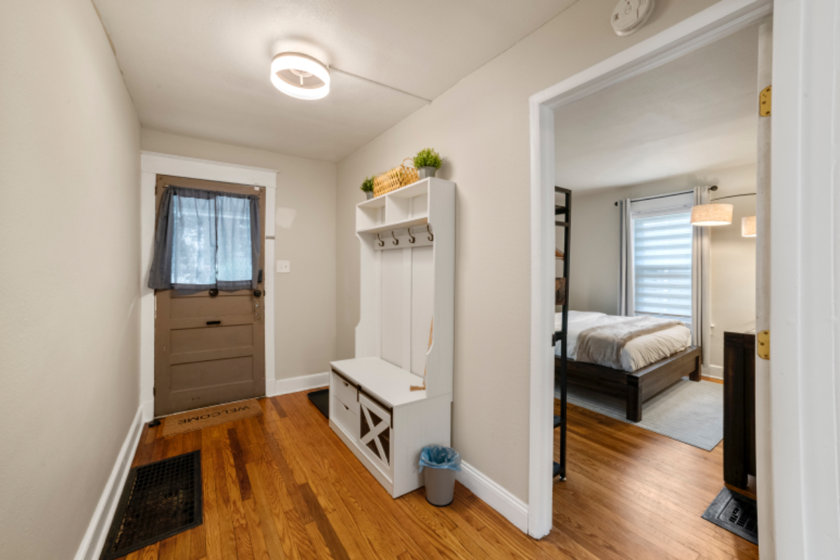 Cozy Private Bedroom with Off Street Parking - Photo 2
