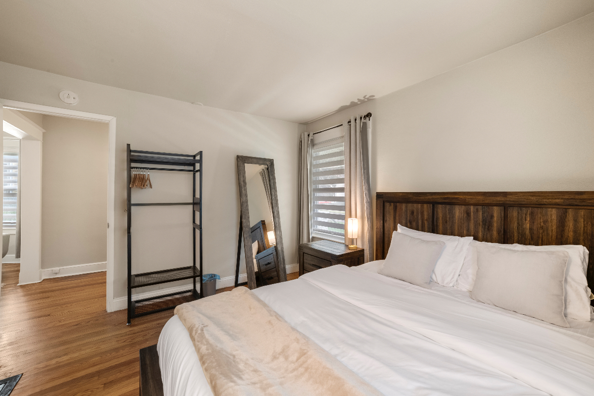 Cozy Private Bedroom with Off Street Parking - Photo 5