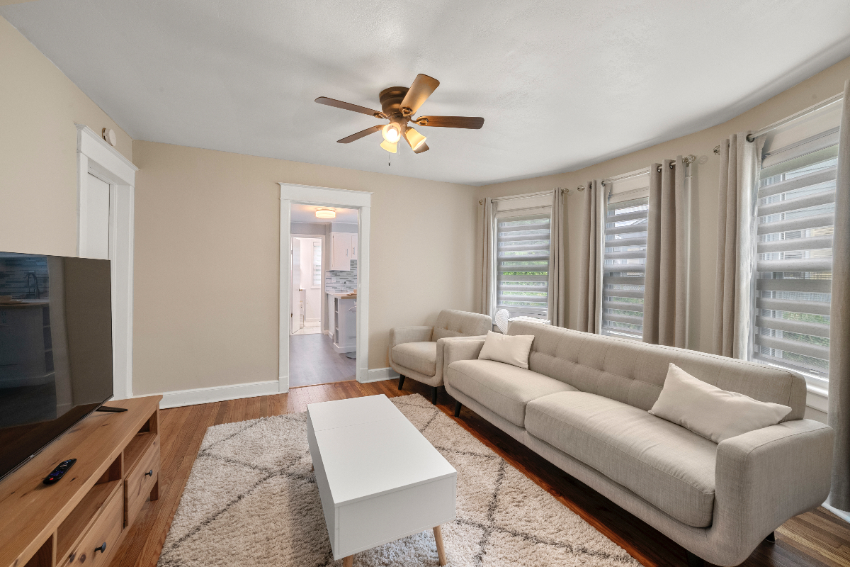 Cozy Private Bedroom with Off Street Parking - Photo 3