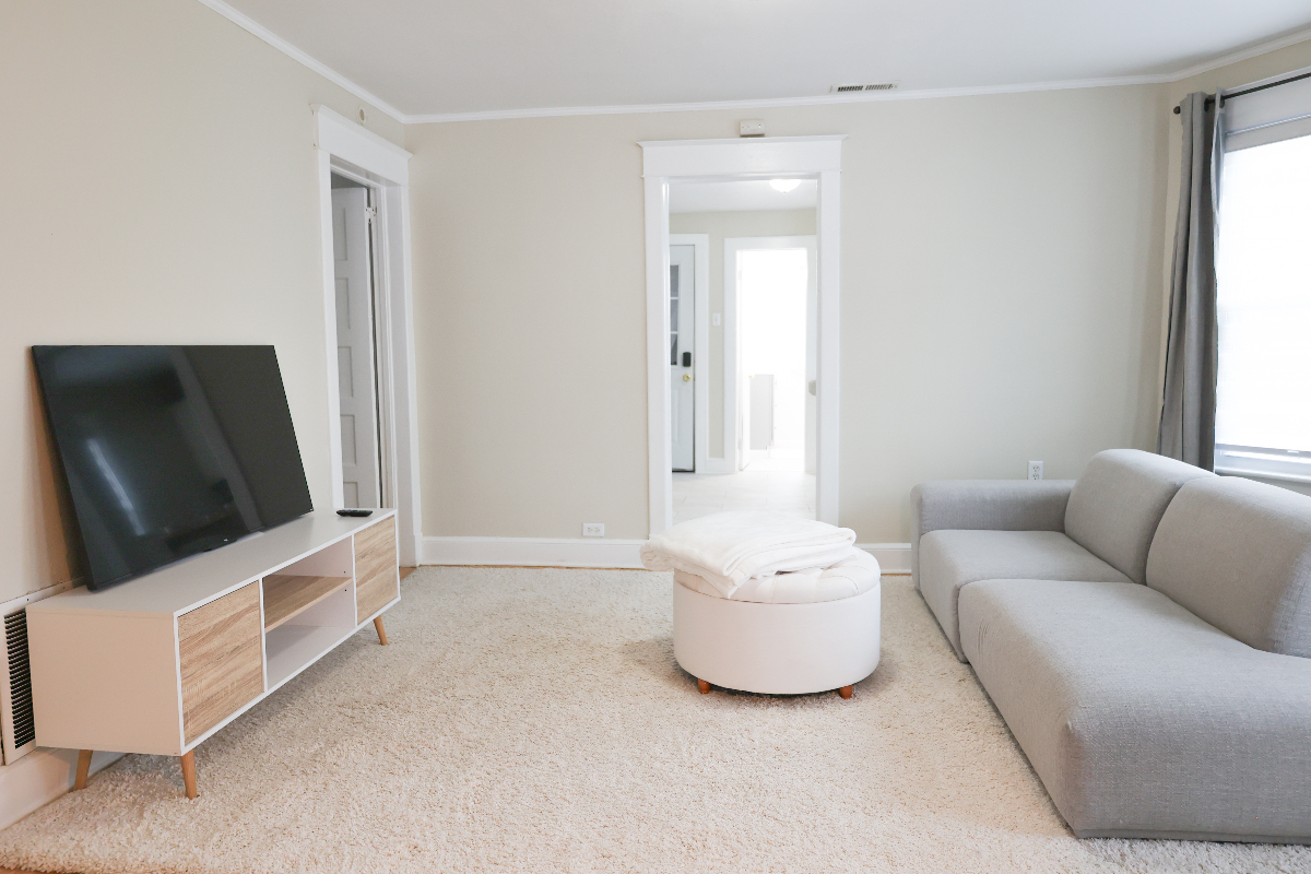 Cozy Private Bedroom with Off Street Parking - Photo 2
