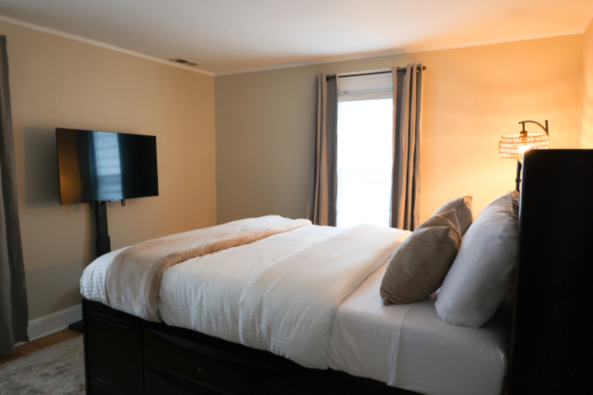 Cozy Private Bedroom with Off Street Parking - Photo 8