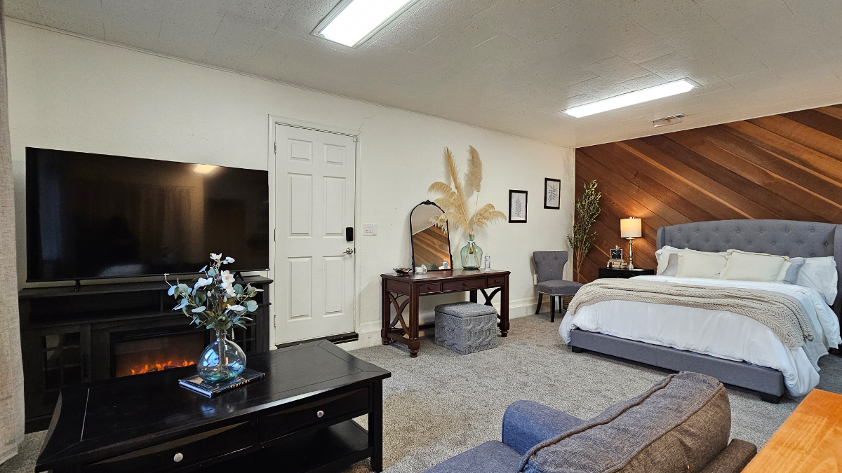 Cozy Private Suite with Separate Garage Entrance + Gym - Photo 2