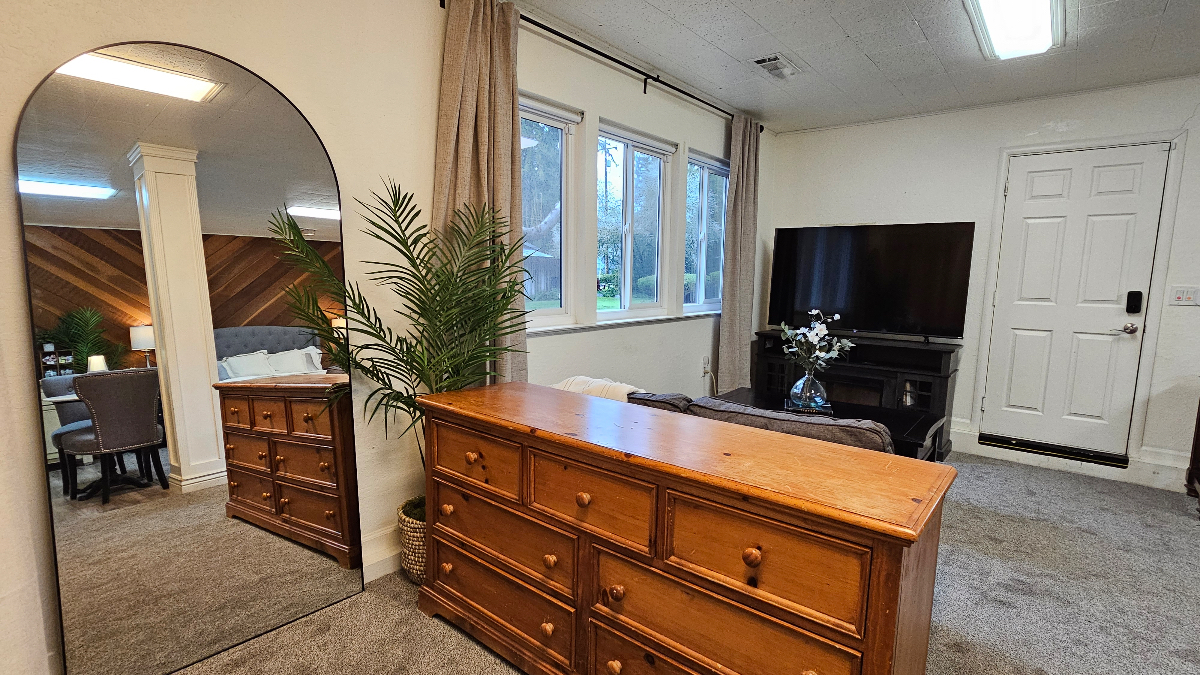 Cozy Private Suite with Separate Garage Entrance + Gym - Photo 6