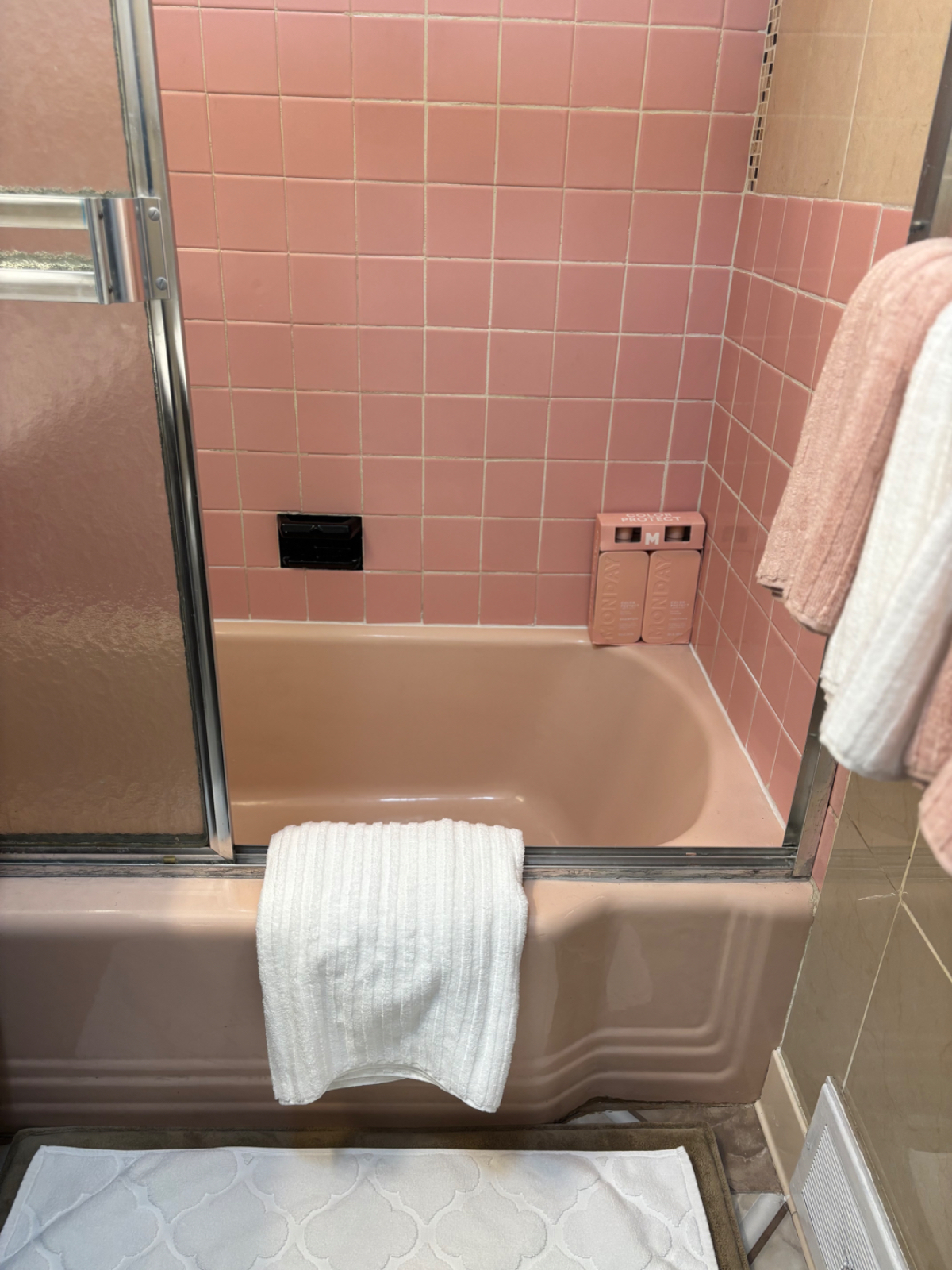 Clean and spacious 2 bedroom with modern kitchrb and lounge, dryer and washer in the unit. Free WIFI - Photo 8